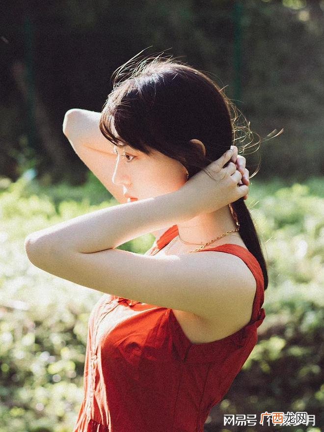 眼眸深处，暖了谁的一隅念想？