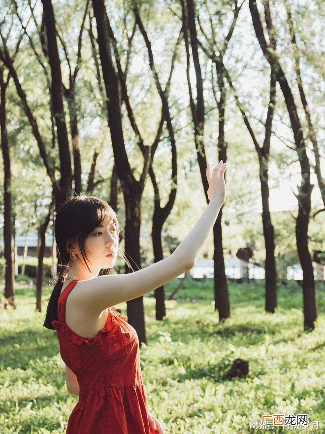 眼眸深处，暖了谁的一隅念想？