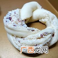 蔓越莓椰蓉花环面包