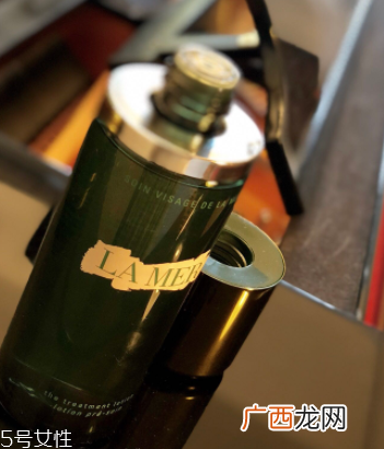海蓝之谜精萃液跟爽肤水有什么区别？用于爽肤水之后