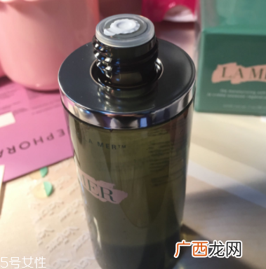 海蓝之谜精萃液跟爽肤水有什么区别？用于爽肤水之后