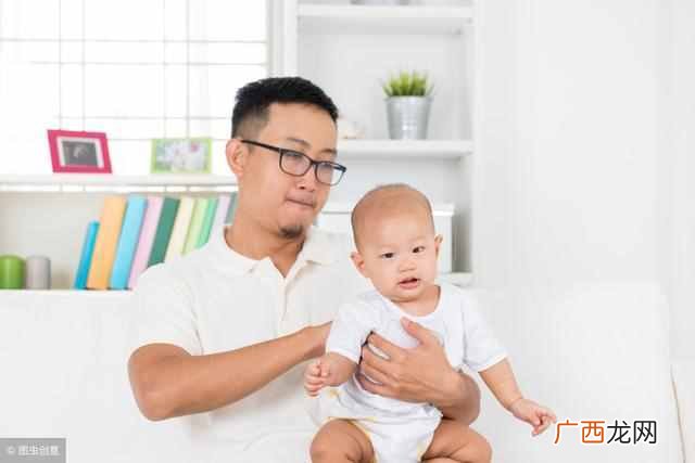 月里宝宝老打嗝怎么办（制止婴儿打嗝6个小妙招