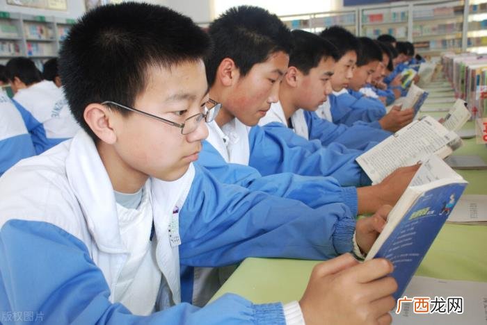 初中毕业的明星是怎么当上的，杨超越初中毕业落户上海