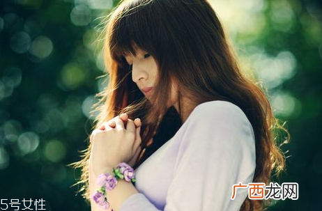 保湿喷雾的正确用法 喷雾要用面巾纸擦干