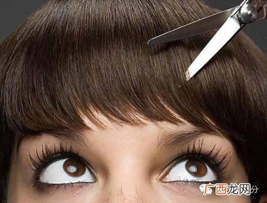 女生怎么让头发长的快一点（洗头加盐头发疯长