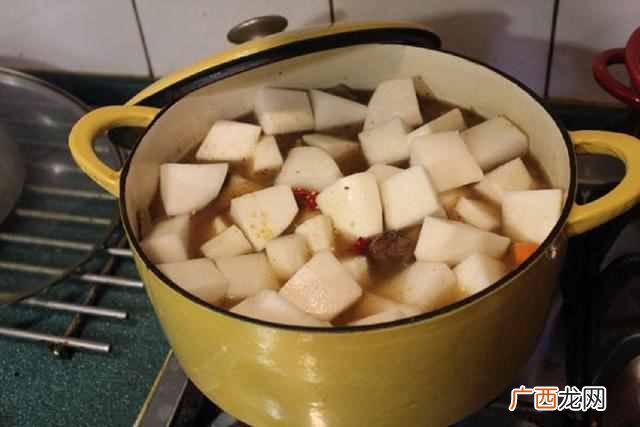 炖牛肉怎么做好吃又嫩（向往的生活3土豆炖牛肉