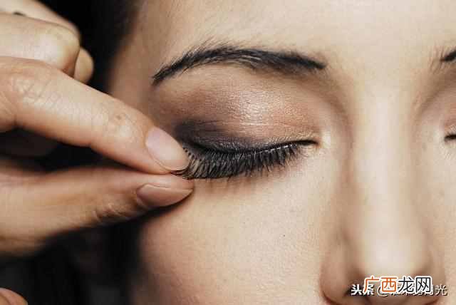眼皮上长粉刺图片 眼皮上长粉刺怎么消除