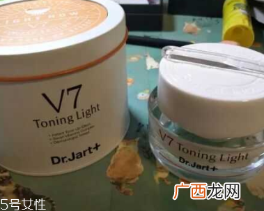 面霜和素颜霜可以同时用吗？面霜用量不要太多