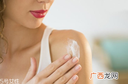 后背长痘痘怎么治？这四招让你摆脱战痘路