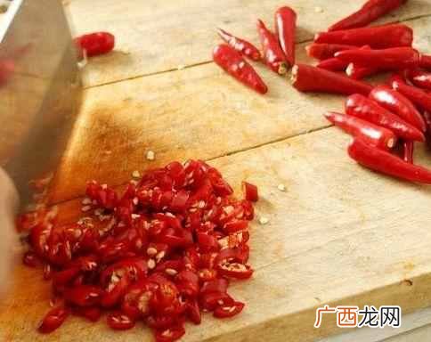 切菜的时候手被辣椒辣了怎么办（辣椒辣手危害
