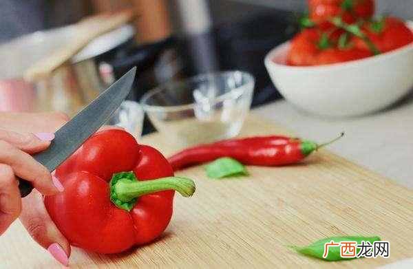 切菜的时候手被辣椒辣了怎么办（辣椒辣手危害