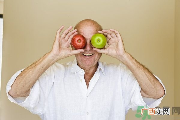 眼睛很红眼屎很多是怎么回事