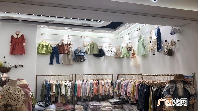 自己开服装店怎么进货,开一家卖衣服的店大概多少钱