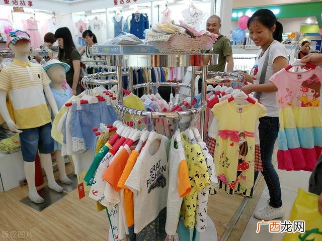自己开服装店怎么进货,开一家卖衣服的店大概多少钱