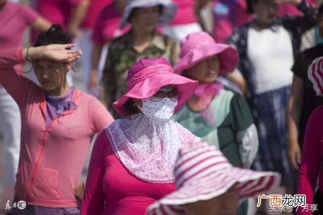 女生腰和肚子特别黑 身上肤色不均匀怎么办