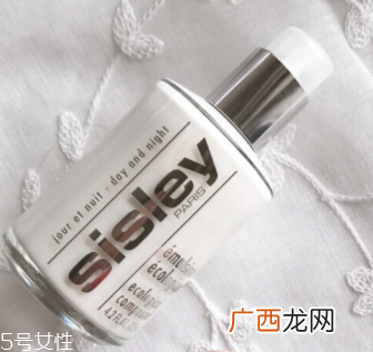 面霜和乳液都要用吗？油皮可以只用一种