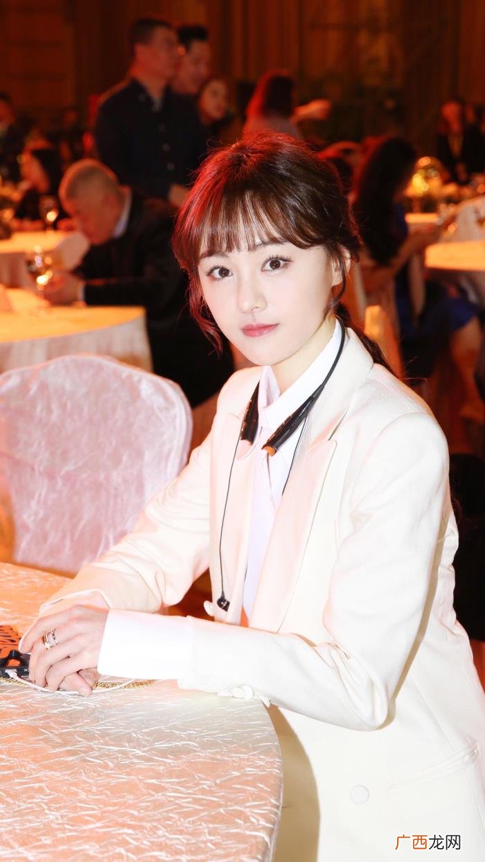 郑爽为什么看起来清纯，为什么郑爽一直走清纯少女路线