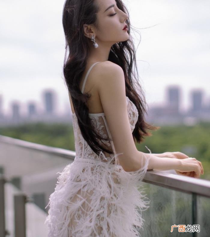 时尚盛典迪丽热巴，迪丽热巴现身拾光盛典