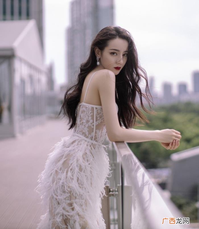 时尚盛典迪丽热巴，迪丽热巴现身拾光盛典