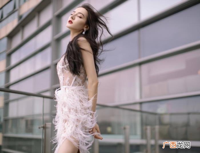 时尚盛典迪丽热巴，迪丽热巴现身拾光盛典