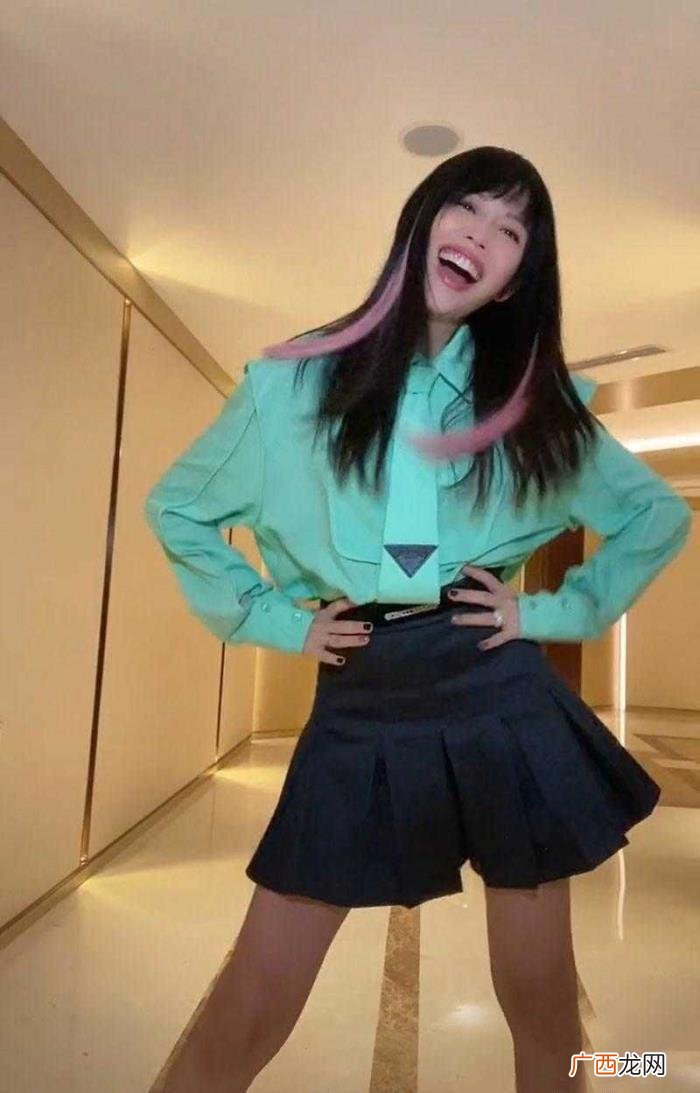 紫色头发图片，挑染了紫色头发配女团风
