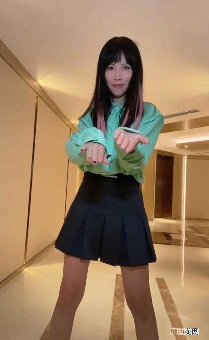 紫色头发图片，挑染了紫色头发配女团风