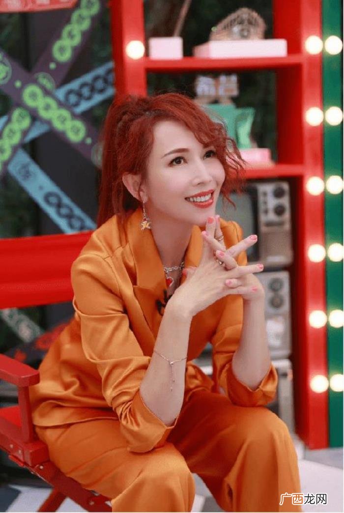 紫色头发图片，挑染了紫色头发配女团风