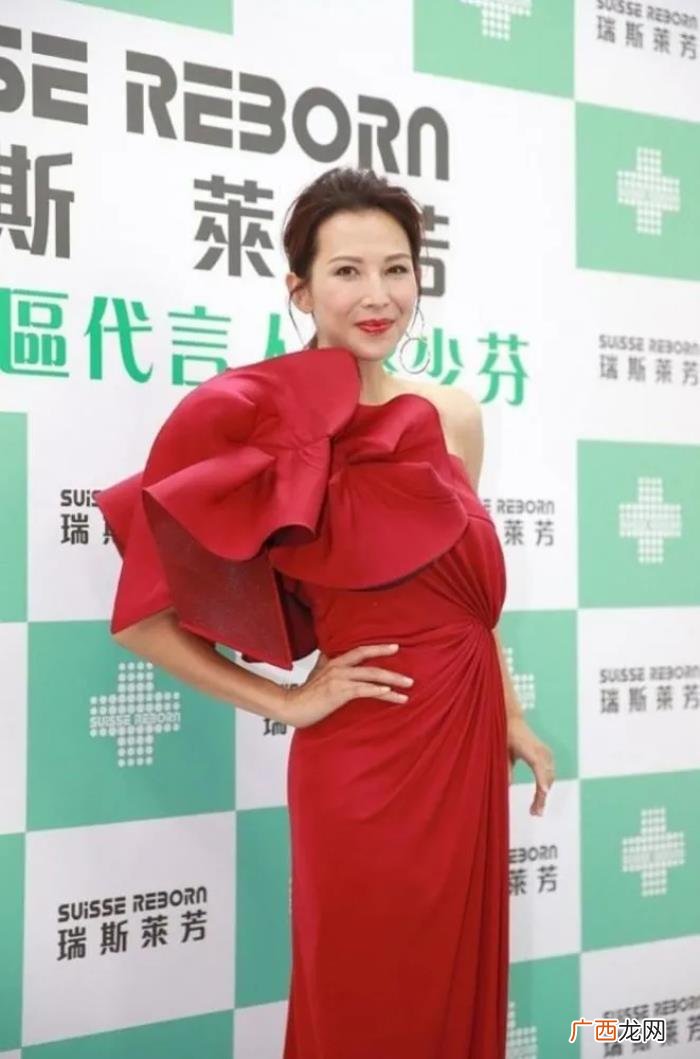 紫色头发图片，挑染了紫色头发配女团风