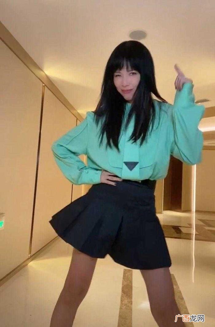 紫色头发图片，挑染了紫色头发配女团风