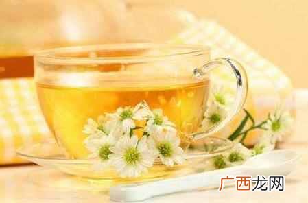 秋天嘴唇干燥怎么办容易上火（嘴角经常开裂是