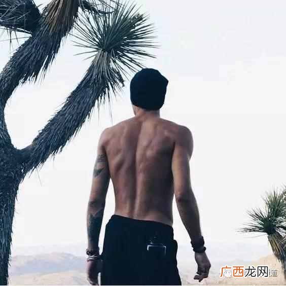 男生后背长痘痘怎么办（前胸后背长痘是湿气重
