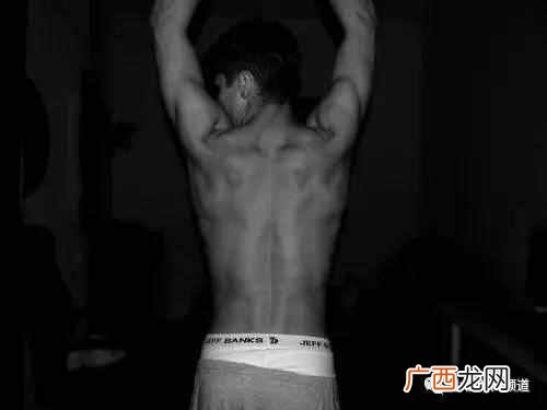 男生后背长痘痘怎么办（前胸后背长痘是湿气重