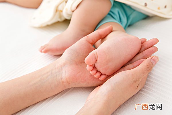 宝宝脚脱皮怎么办？宝宝脚脱皮如何治疗？