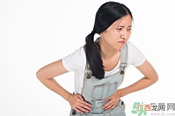 右上腹部疼痛的可能原因？右上腹部隐痛的病因胁骨下按压痛