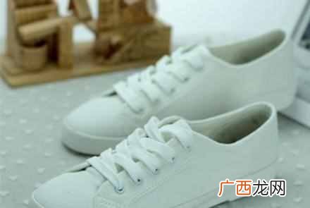 鞋边胶圈黄了怎么变白小苏打（小苏打去鞋黄泡