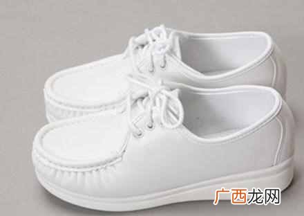 鞋边胶圈黄了怎么变白小苏打（小苏打去鞋黄泡