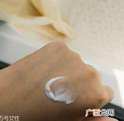 怡思丁多维光护沁融水感防晒液怎么样 不油不水