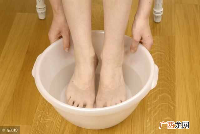 夏天脚臭的尴尬 夏天怎么除脚臭