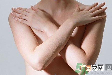 胸部长痘痘怎么办？胸部长痘痘需要注意什么？