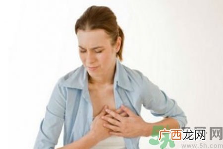 女性乳腺增生的原因是什么？乳腺增生的症状有哪些？