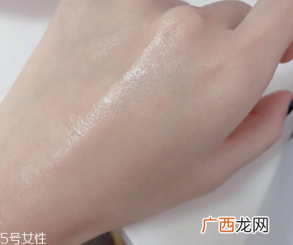 chanel山茶花保湿精华水好用吗？补水底妆神器