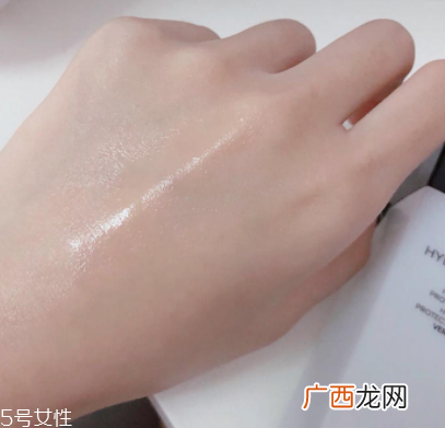 chanel山茶花保湿精华水好用吗？补水底妆神器