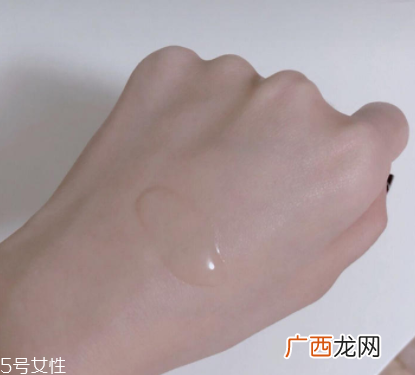chanel山茶花保湿精华水好用吗？补水底妆神器