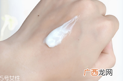 素颜霜和bb霜哪个效果好 这样涂素颜霜对皮肤好