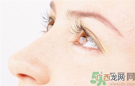 眼皮里长了个疙瘩是怎么回事?眼睛里长了个小白点怎么办?