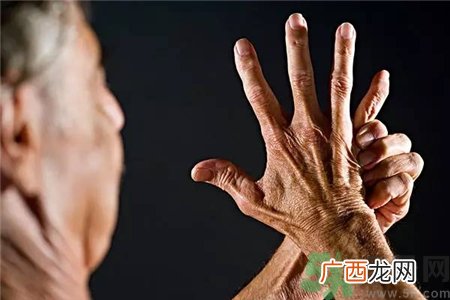 手不能握拳是怎么回事?睡醒后双手不能握拳怎么办?