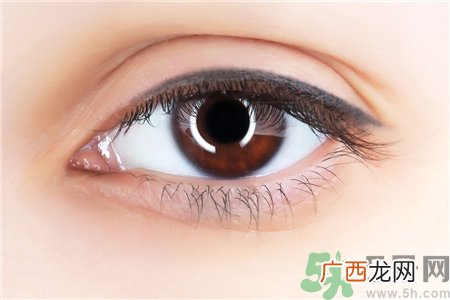 眼白有黑点是怎么回事?眼白有黑点怎么去除?