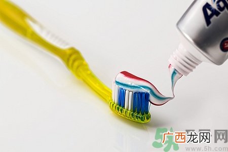 牙周炎有哪些症状?得了牙周炎怎么办