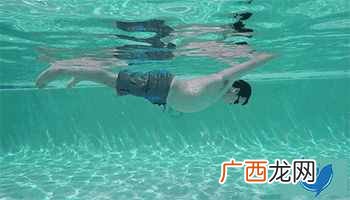 零基础自学游泳 怎么学游泳 初学者