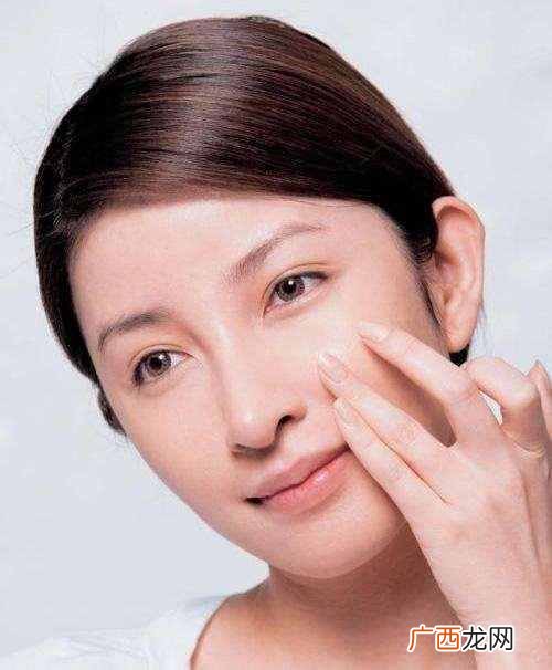 女鼻子上有黑头怎么办（初中女生鼻子长黑头的